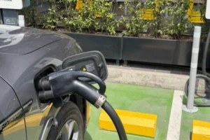 Electrolineras en Colombia: punto de carga eléctrica en una estación de servicio