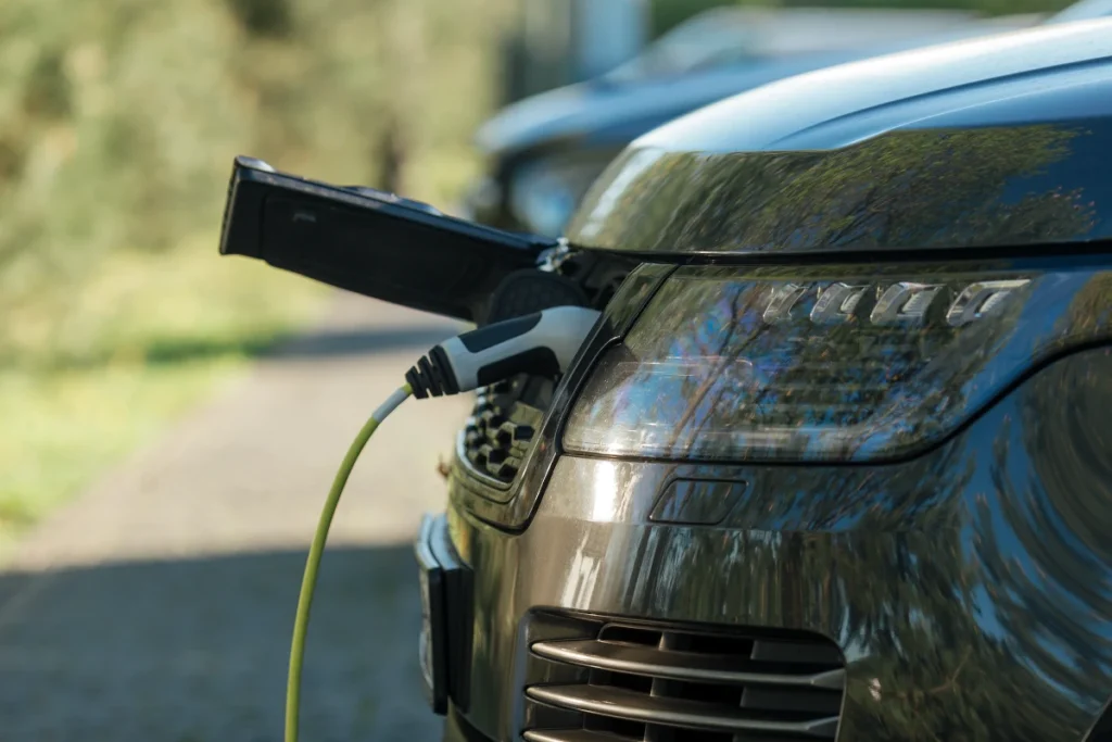 Vehículo eléctrico cargando en un garaje residencial en Colombia durante el programa de ahorro de energía de la CREG