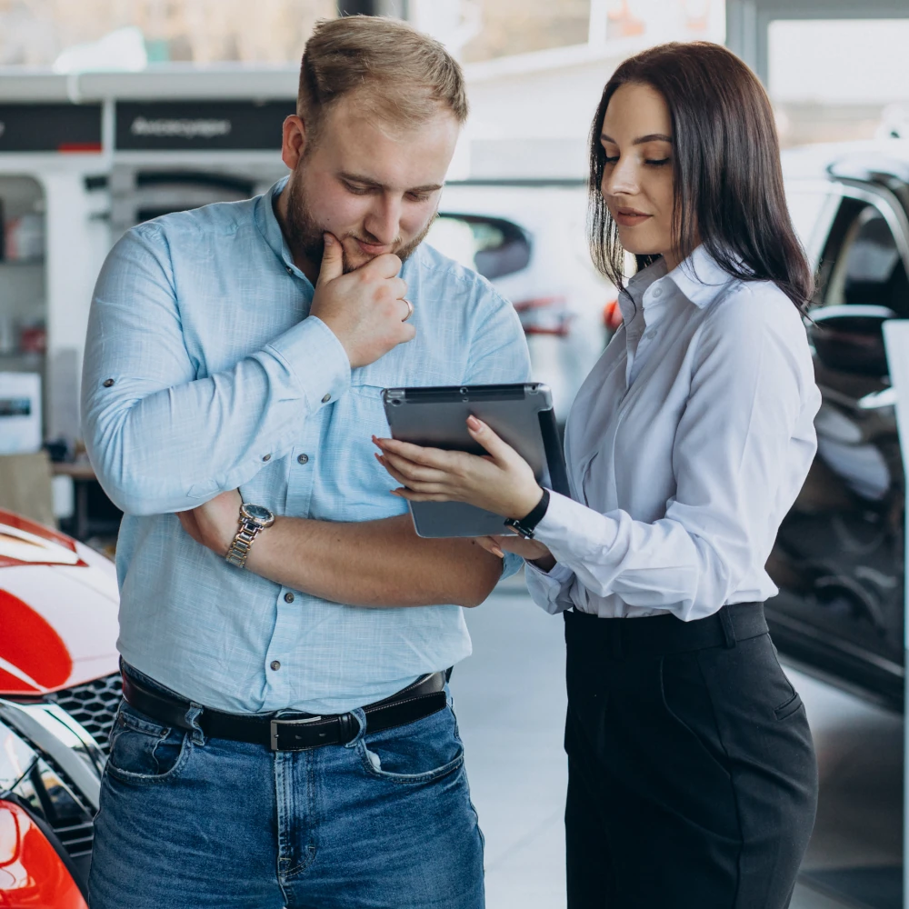 Diagnóstico de compra de carro eléctrico en Colombia: interior de un vehículo eléctrico cargando